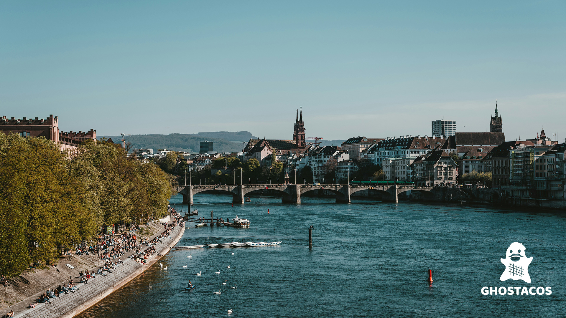 Basel Schweiz - Rhein, Mittlere Brücke, Basel Münster und Menschen, die das Flussufer geniessen