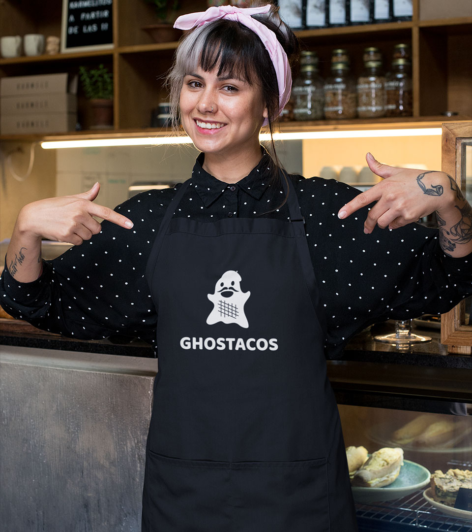 Franchisegeberin mit einem Ghostacos-Schürze, die die Freude am Besitz einer Franchise zeigt